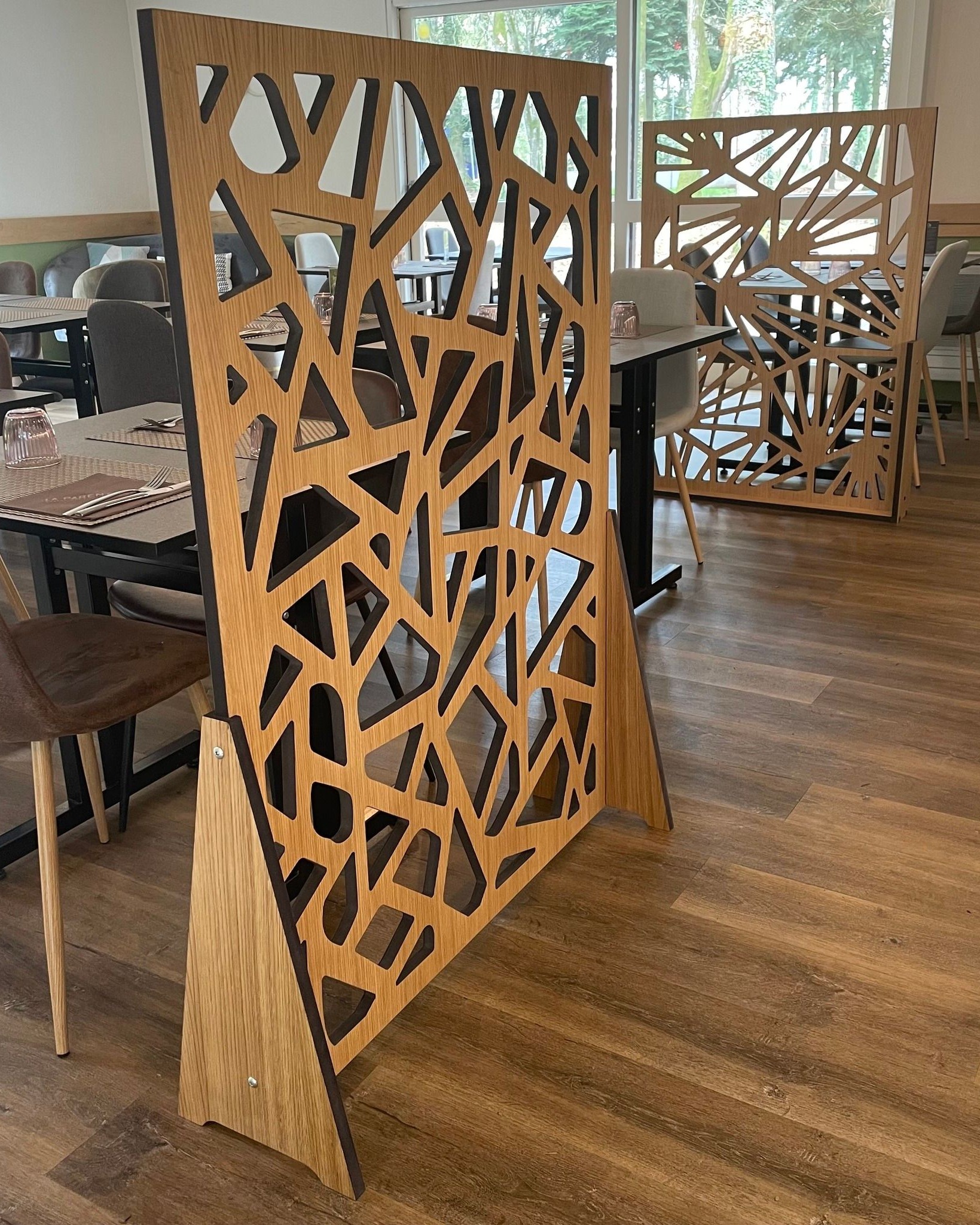 Grande nouveauté sur Décors Muraux 💥 !

Pour pouvoir délimiter les espaces et créer un cocon intime à vos clients, cafés, hôtels, restaurants… Voici le séparateur de table, made in France 🇫🇷.

Il se place et se déplace à l'infini, en intérieur comme en extérieur, vous permettant ainsi de créer des espaces intimistes à vos clients.

📏 1,30 m de haut x 1 m de large
✨ 4 motifs Leaf, Form, Gatsby et Treez
🌿 8 matières, pour intérieur et extérieur
🇫🇷 Fabrication Française, en Bretagne

👉 Retrouvez-le dès à présent sur notre site internet, lien en bio !

#décorsmuraux #decorsmuraux #claustrabois #claustrainterieur #claustraexterieur #séparateur #separateurdepiece #separateurdespace #agencement #passiondeco #artisanatfrancais #fabricationfrancaise #madeinbzh #décorationintérieure